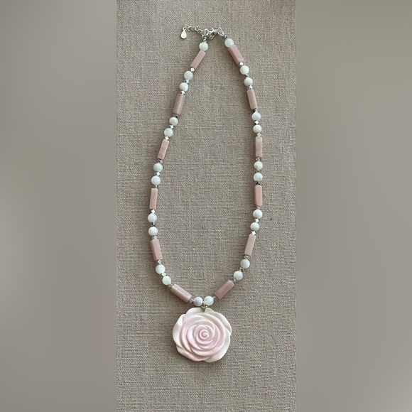 18 inch Mother of Pearl Choker and Pink Conch Shell bead necklace NWOT - Picture 11 of 13